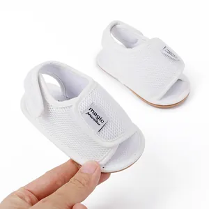 Detailansicht der weißen atmungsaktiven Mesh-Babyschuhe mit Magic-Markenetikett-Design