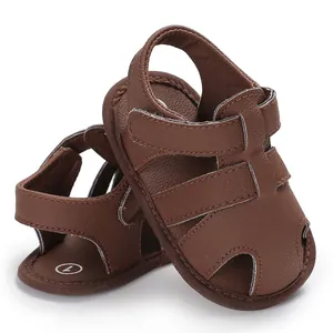 Gros plan sur des sandales pour bébé en cuir PU marron avec une conception à bout fermé
