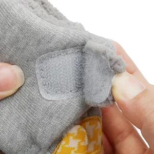Detailansicht des verstellbaren Klettverschlusses und des warmen Fleecefutter von Babyschuhen