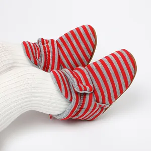 Détail des bottes d'hiver pour bébés à rayures rouges et grises avec doublure polaire