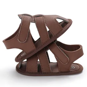 Détail des sandales marron en cuir PU pour bébé garçon avec semelle souple et protection.