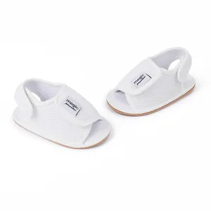 Nahaufnahme der weißen atmungsaktiven Mesh-Babyschuhe mit praktischem Klettverschluss