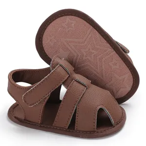 Vue détaillée de sandales marron pour bébé avec semelles souples à motifs d'étoiles