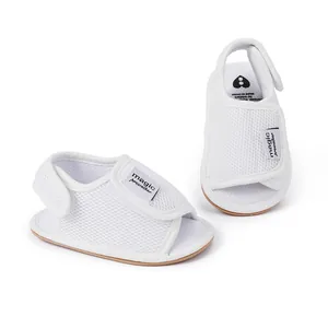 Detailaufnahme von weißen Mesh-Babysandalen mit Klettverschluss für Lauflerner