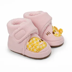 Nahaufnahme von rosa Baby-Winterstiefeln mit warmem Pelzfutter und süßer Stickerei