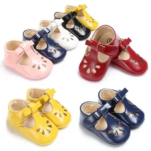 Ποικιλία από πολύχρωμα μαλακά βρεφικά παπούτσια με κομψά και όμορφα σχέδια λουλουδιών