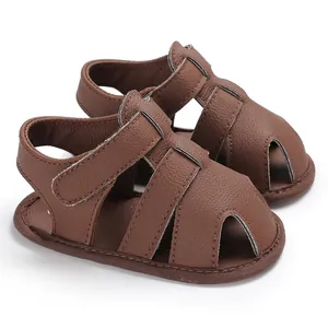 Vue détaillée de sandales marron en cuir PU pour bébé avec semelles souples et velcro