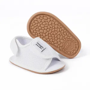Detailansicht der weißen Mesh-Baby-Lauflern-Sandalen mit rutschfester Gummisohle