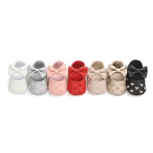Vielfalt an Baby-Prinzessinenschuhen mit Schleifen und Herzmustern in sieben Farben