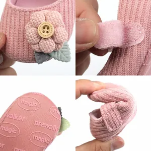 Detailaufnahmen von rosa gestrickten Babyschuhen mit Blumendekor und flexibler Sohle