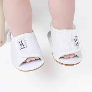 Nahaufnahme von weißen Baby-Lauflern-Sandalen aus Mesh mit praktischem Klettverschluss