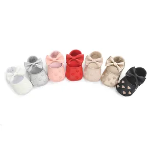 Detaillierte Ansicht niedlicher Baby-Lauflernschuhe mit Herzbestickung und Schleifen