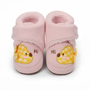 Nahaufnahme der rosa Baby-Winterschuhe mit warmem Fleecefutter und Küken-Stickerei