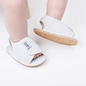 Detailansicht der weißen, atmungsaktiven Baby-Lauflern-Sandalen mit Klettverschluss