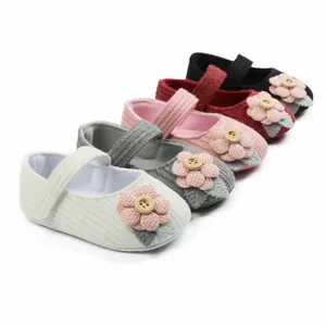 Vielfalt an gestrickten Prinzessinnenschuhen für Babys mit Häkelblume in fünf Farben