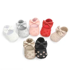 Vielfalt an süßen Baby Prinzessin Lauflernschuhen mit Schleifen und Herz-Stickereien.