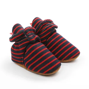 Bottines d'hiver pour bébé doublées en polaire avec rayures rouges et bleues.