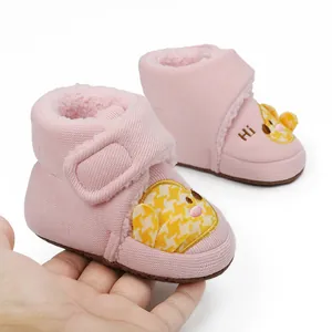 Weiche rosa gefütterte Baby-Winterstiefel mit süßem gelben Enten-Motiv für den Winter.