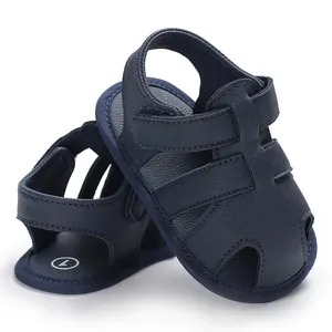 Gros plan sur des sandales bleu marine en cuir PU pour bébé avec une protection au bout fermé