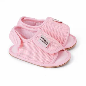 Nahaufnahme von rosa atmungsaktiven Mesh-Babysandalen mit verstellbarem Klettverschluss