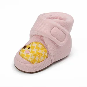 Nahaufnahme von rosa fleecegefütterten Baby-Winterschuhen mit süßem Kücken-Stickerei-Detail