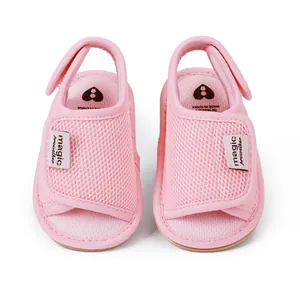 Vorderansicht weicher rosa atmungsaktiver Baby-Lauflernsandalen mit Klettverschluss