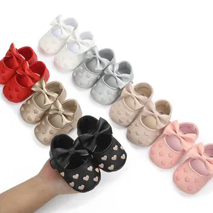 Detailansicht von Baby-Prinzessin-Schuhen mit Herzmuster und Schleife in vielen Farben