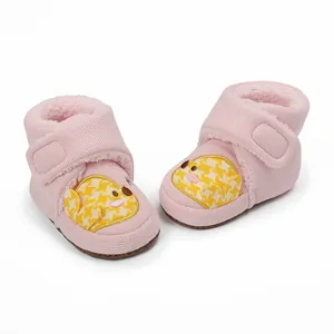 Detailansicht rosa gefütterte Baby-Winterschuhe mit einer gelben Küken-Stickerei