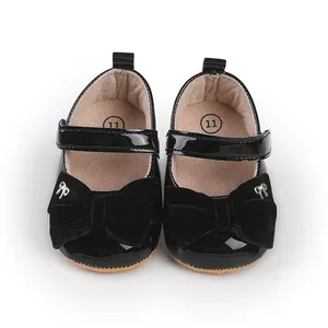 Vista superior elegante de zapatos negros de princesa para bebé con lazo de terciopelo