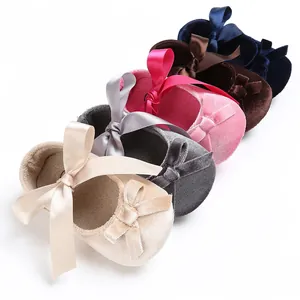 Collection de chaussures de bébé en velours multicolores avec rubans en satin et nœuds