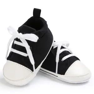 Detailansicht hochwertiger schwarz-weißer Schnürschuhe aus Segeltuch für Kleinkinder