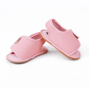Nahaufnahme von rosa atmungsaktiven Mesh-Babysandalen für Kleinkinder von 0-1 Jahr