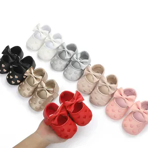 Kollektion von süßen Baby-Lauflernschuhen mit Schleifen und geprägten Herzmustern