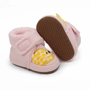Detailansicht rosa Baby-Winterschuhe mit rutschfester Sohle und weichem Fleecefutter