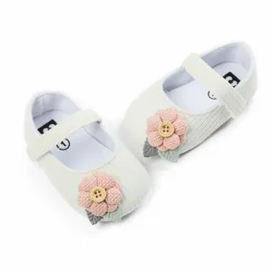 Süße Baby Mädchen Prinzessin Schuhe mit rosa Blume und Holzknopf Verzierung im Detail
