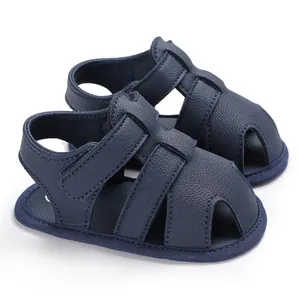 Vue détaillée des sandales pour bébé bleu marine avec texture en cuir PU