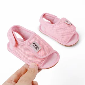 Nahaufnahme rosa atmungsaktiver Baby-Sandalen aus Mesh mit Klettverschluss.