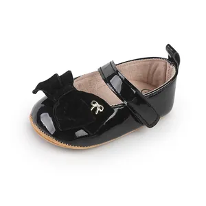 Primer plano de zapato de princesa de charol negro para bebé con detalle de lazo de terciopelo
