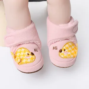 Nahaufnahme von rosa fleece-gefütterten Winter-Lauflernschuhen für Babys
