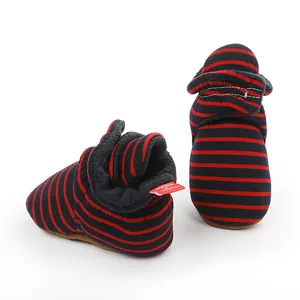 Vue détaillée de bottes d'hiver rayées pour bébé avec doublure en polaire pour nourrissons