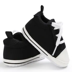 Detailansicht der klassischen schwarz-weißen Schnür-Leinenschuhe für Babys zum Laufenlernen