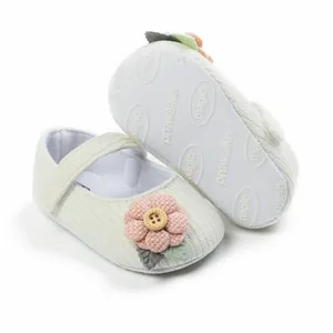 Detailansicht der weichen Baby-Prinzessinnenschuhe mit Blumen-Applikation und Sohle