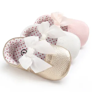 Zapatos de princesa para bebé con lazos blancos decorativos grandes en tres colores suaves