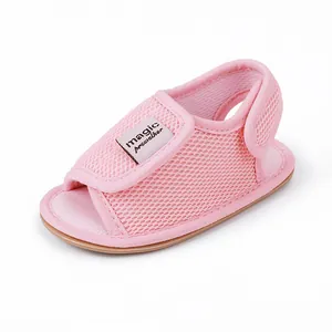 Detailansicht der rosa atmungsaktiven Baby-Lauflernsandale aus Mesh für Kleinkinder 0-1 Jahr