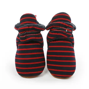 Détail arrière de bottines d'hiver à rayures pour bébé avec doublure en polaire douce