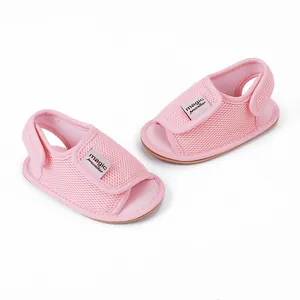 Detaillierte Nahaufnahme von rosa atmungsaktiven Baby-Lauflern-Sandalen mit Klettverschluss