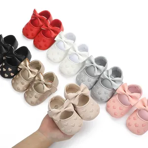 Detailansicht farbenfroher Baby-Prinzessinenschuhe mit Schleifen und Herzmustern