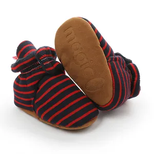 Bottines d'hiver rayées chaudes pour bébé avec semelles souples antidérapantes.