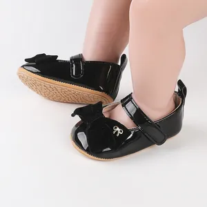 Zapatos de princesa de charol negro con lazo para bebés de 0 a 1 año de edad.