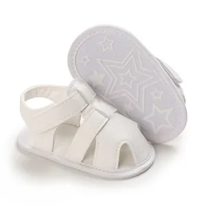 Gros plan sur des sandales blanches pour bébés avec un motif d'étoiles sur la semelle.